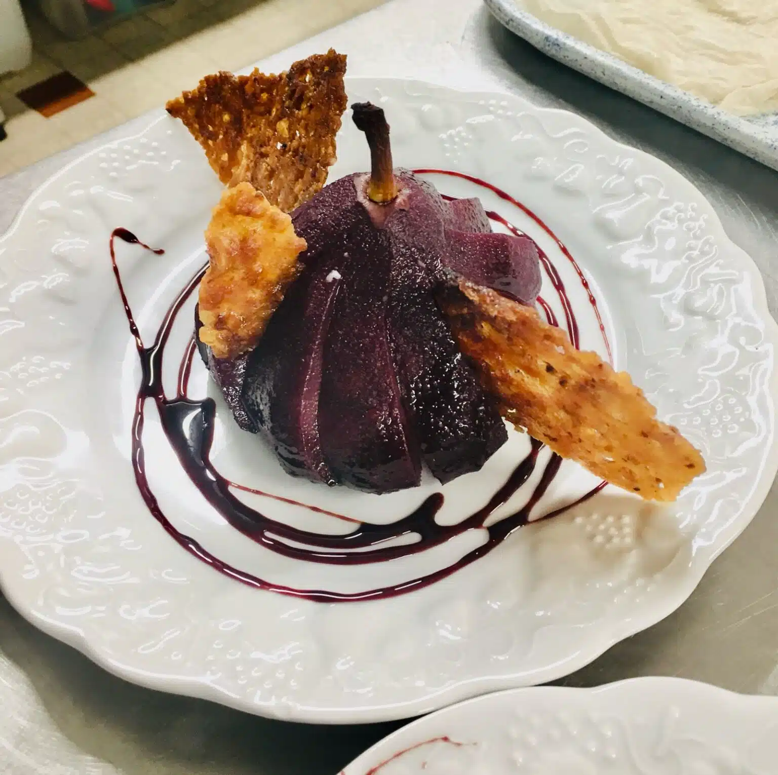 Poire pochée au vin et dentelle croustillante