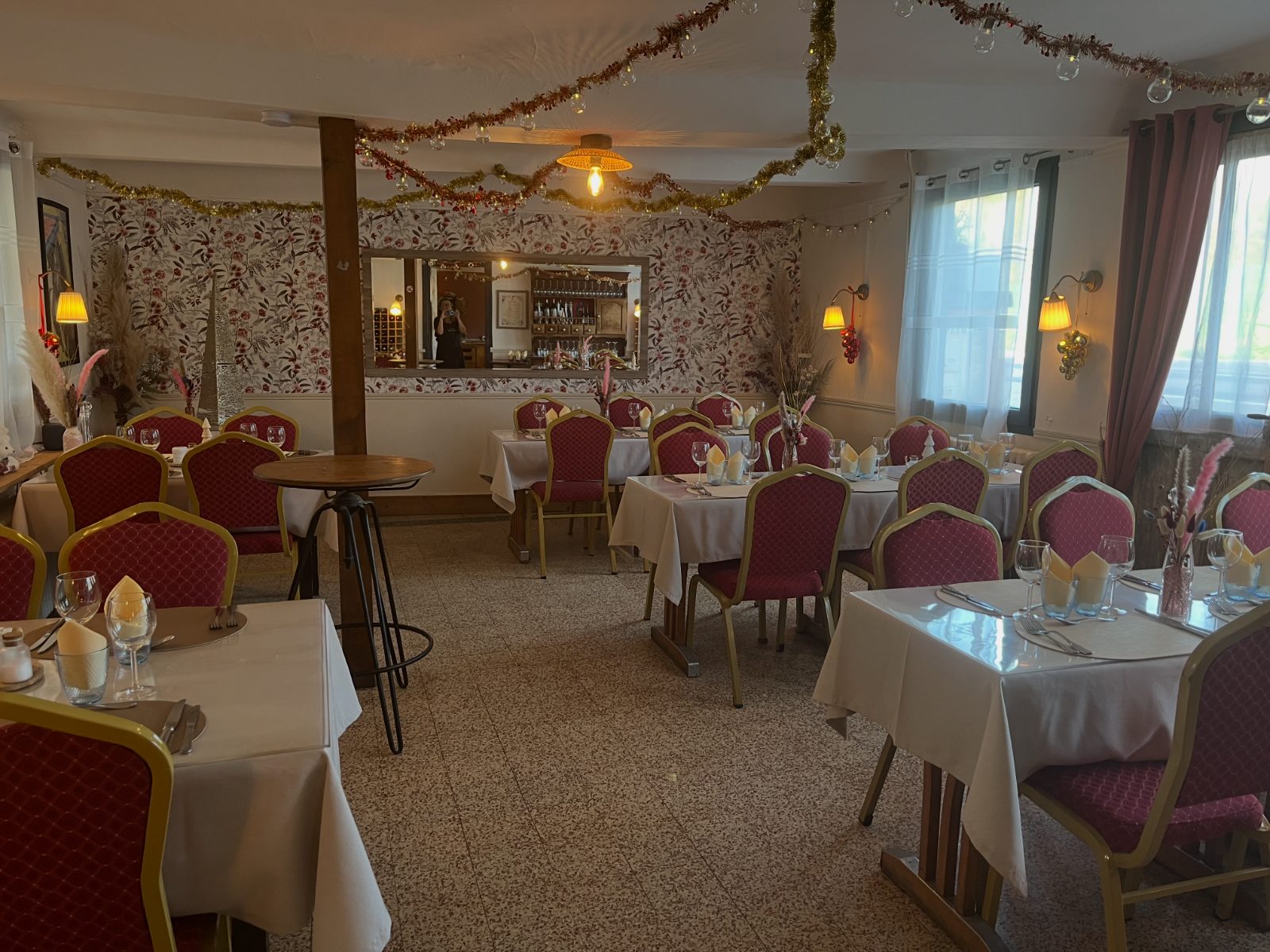 La grande salle du restaurant, chaleureuse et fleurie
