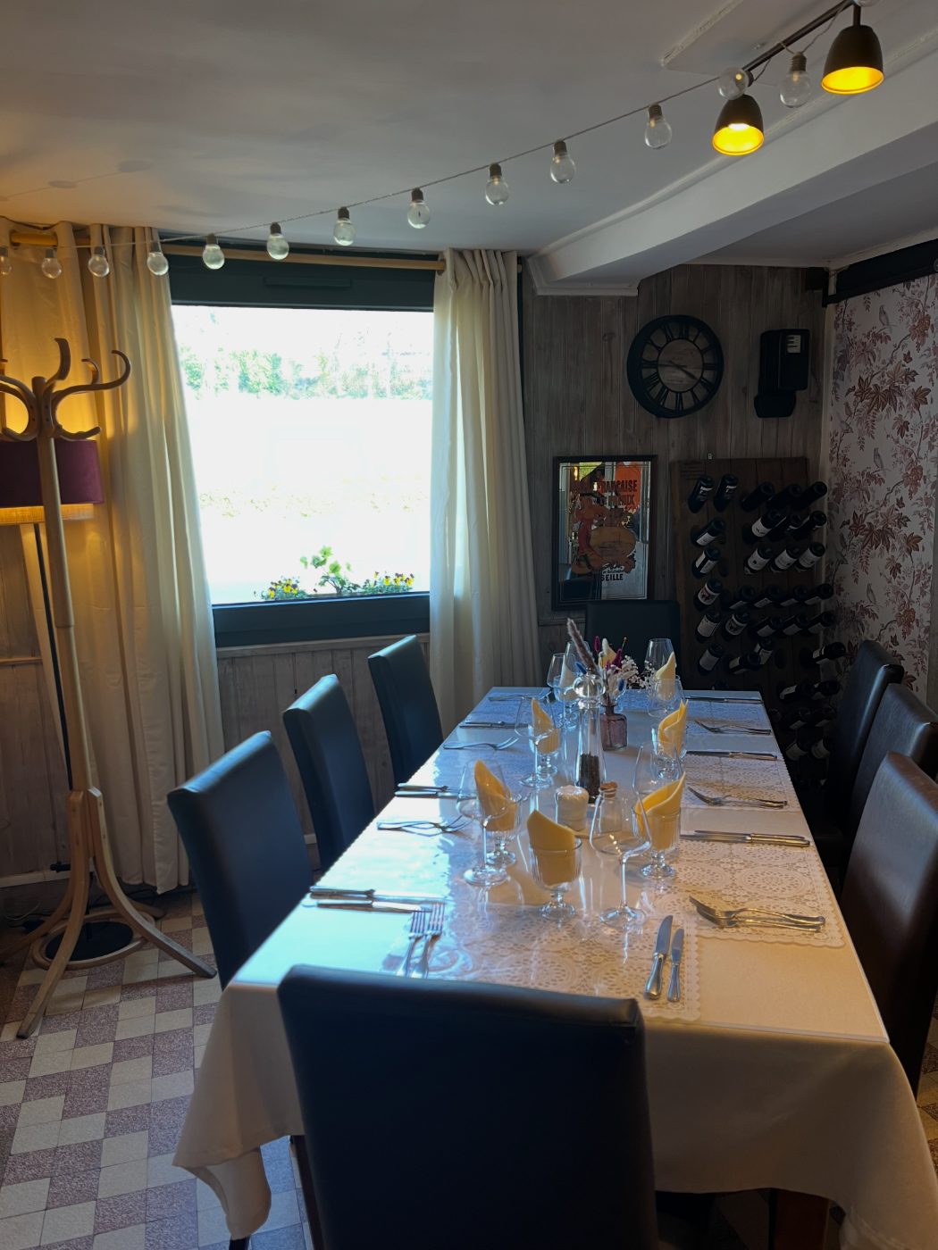 Le salon, plus intime, et sa cave à vins