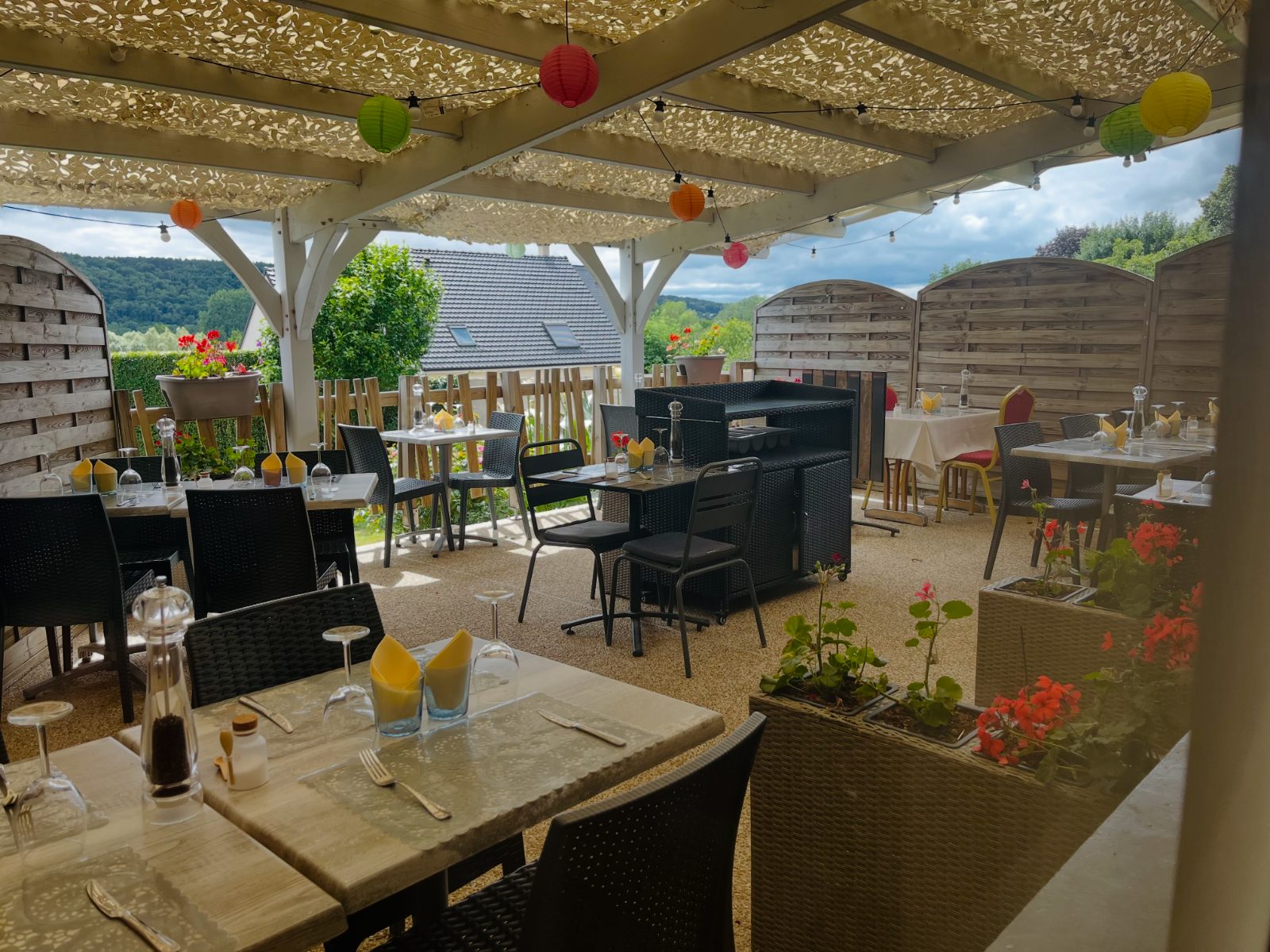 La terrasse couverte et ses lampions